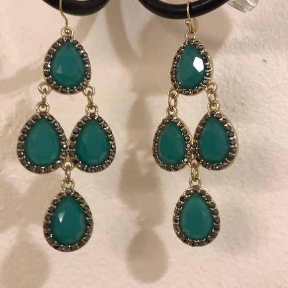 Jewelry - 👸🏻Green and gold chandelier earrings
